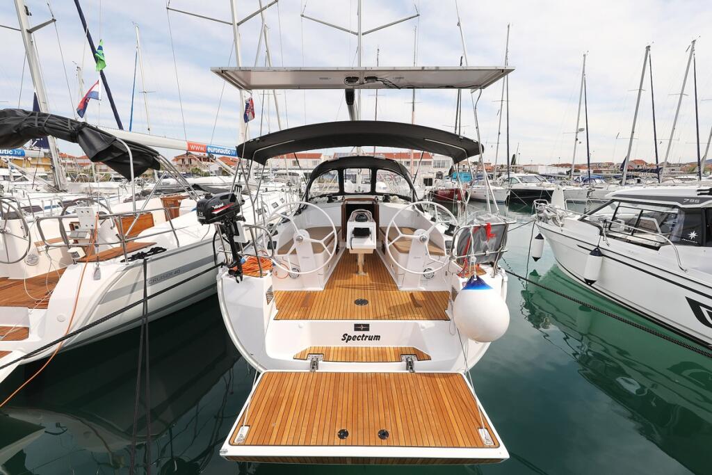 Sailing yacht 