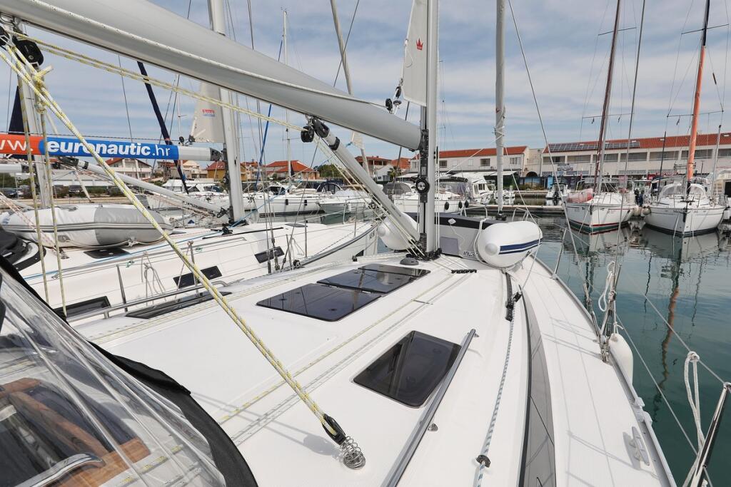 Sailing yacht 