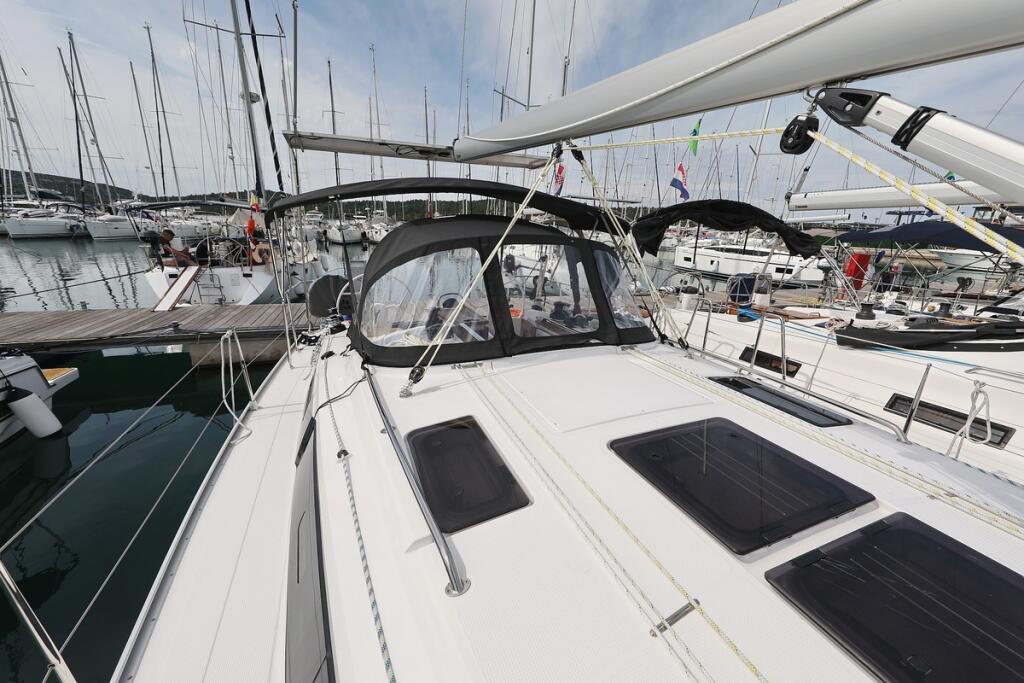 Sailing yacht 