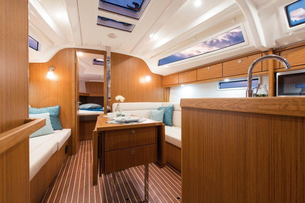 Sailing yacht 