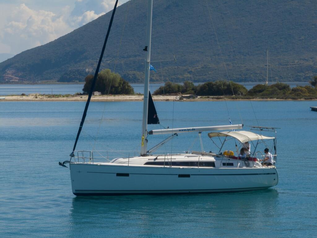 Sailing yacht 
