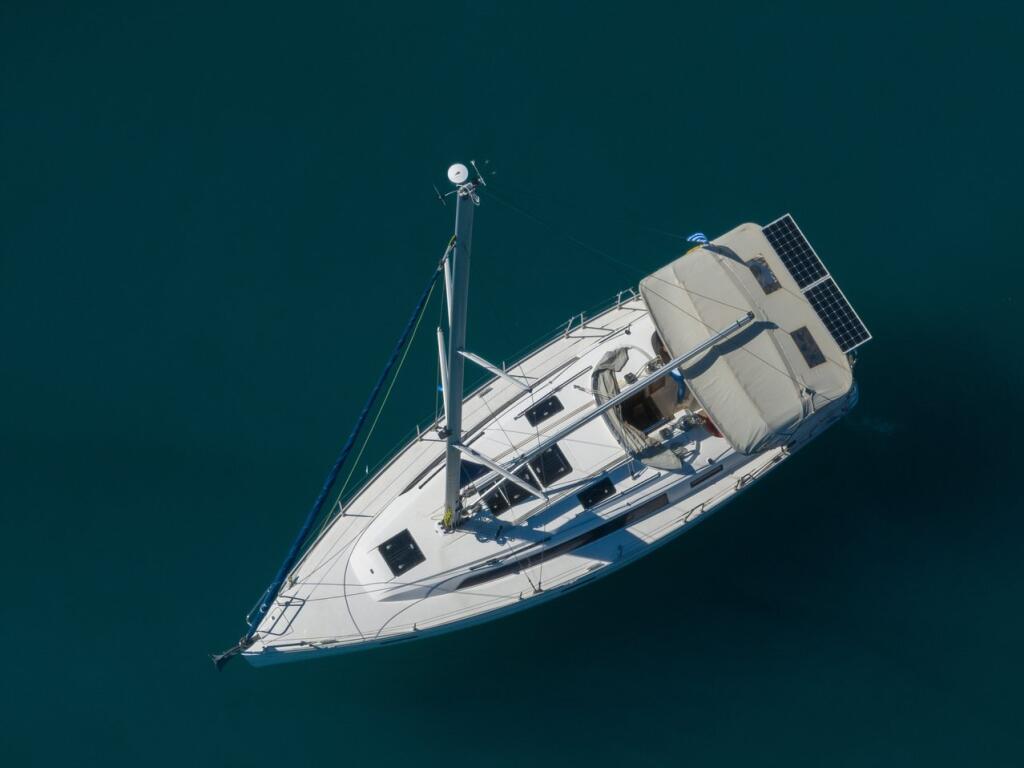 Sailing yacht 