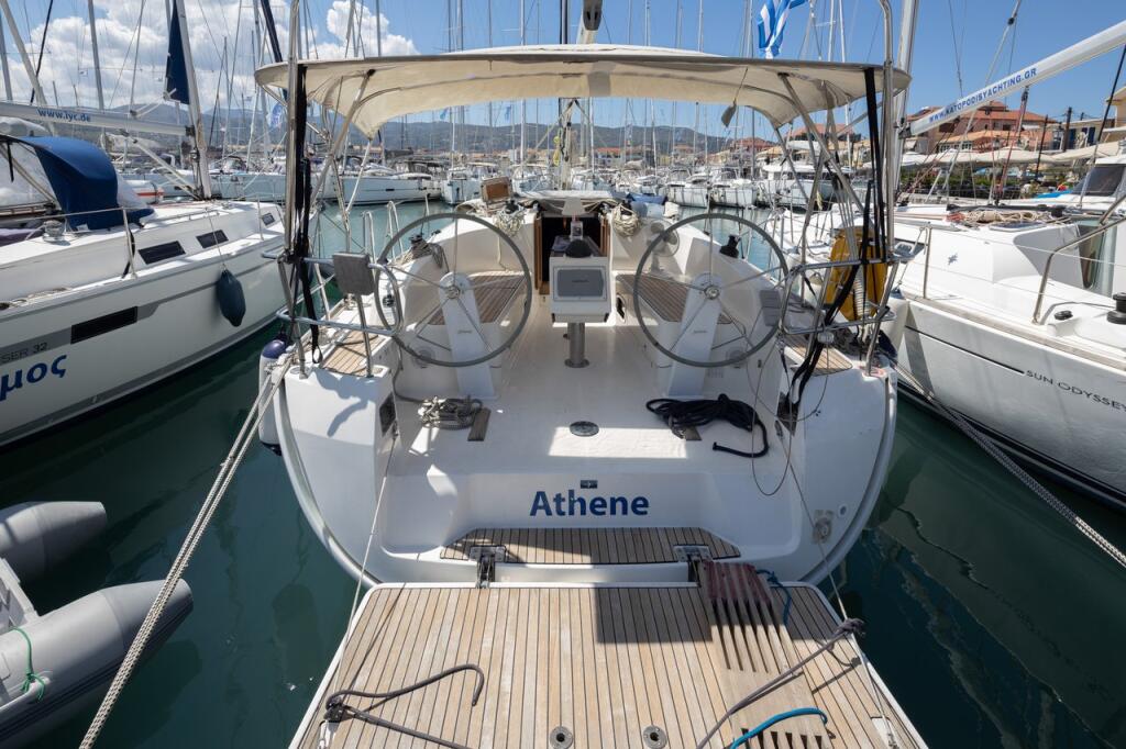 Sailing yacht 