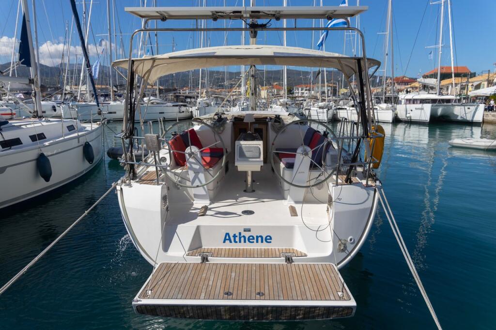 Sailing yacht 