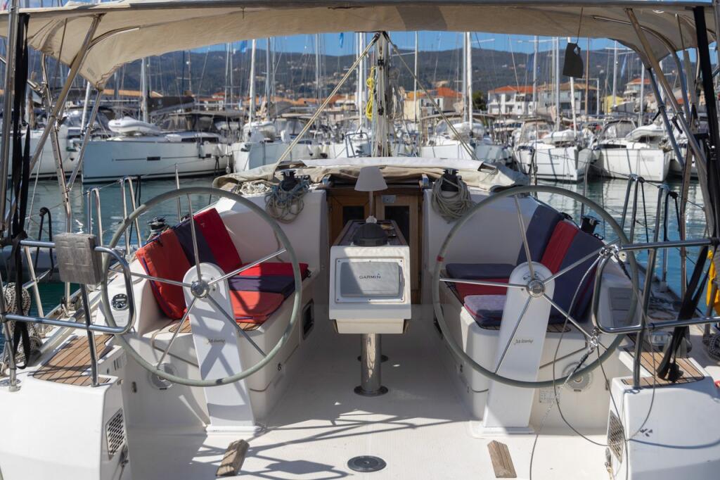 Sailing yacht 