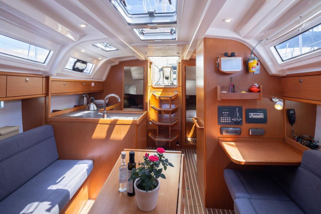 Sailing yacht 