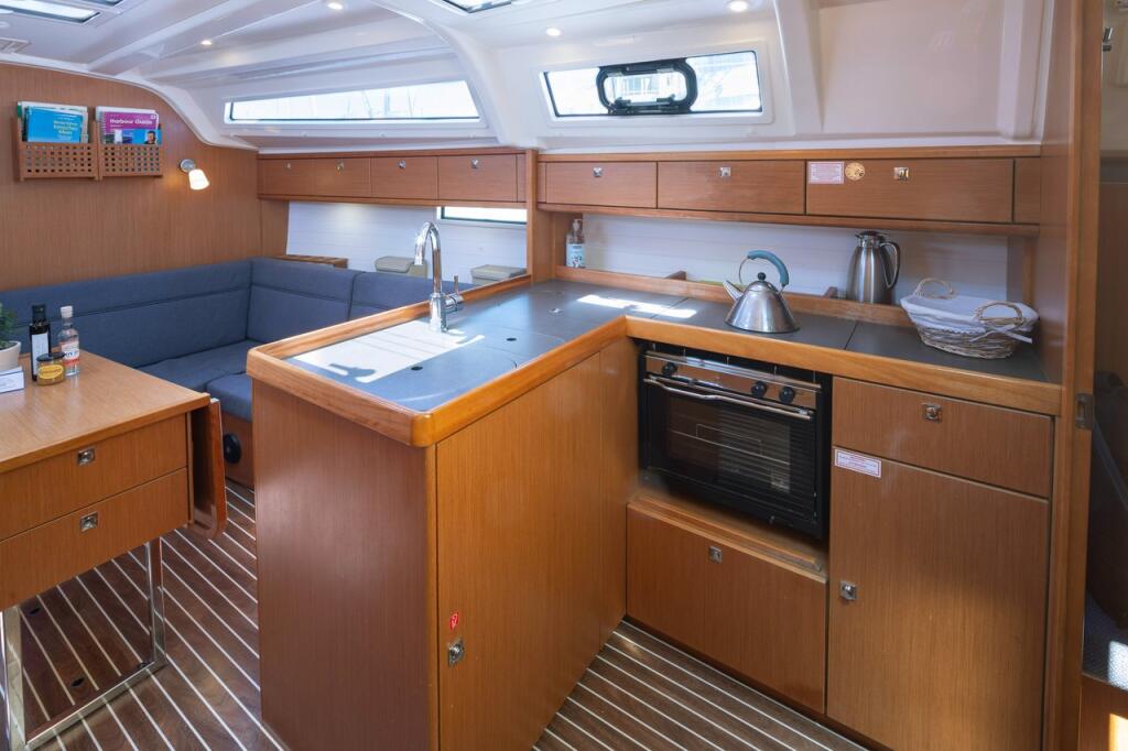 Sailing yacht 