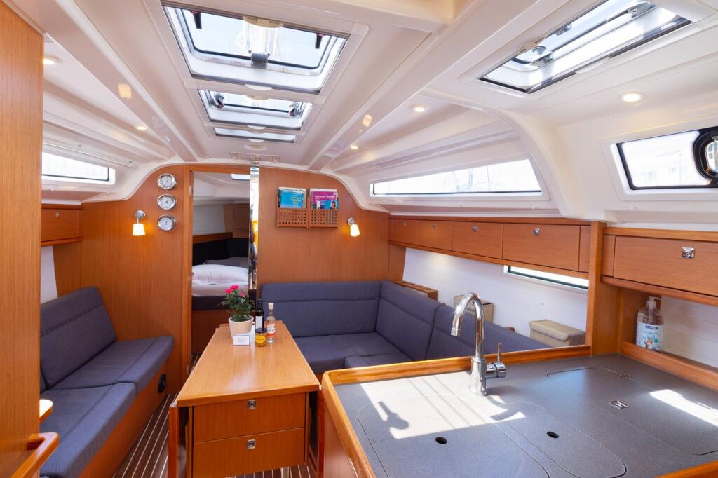 Sailing yacht 