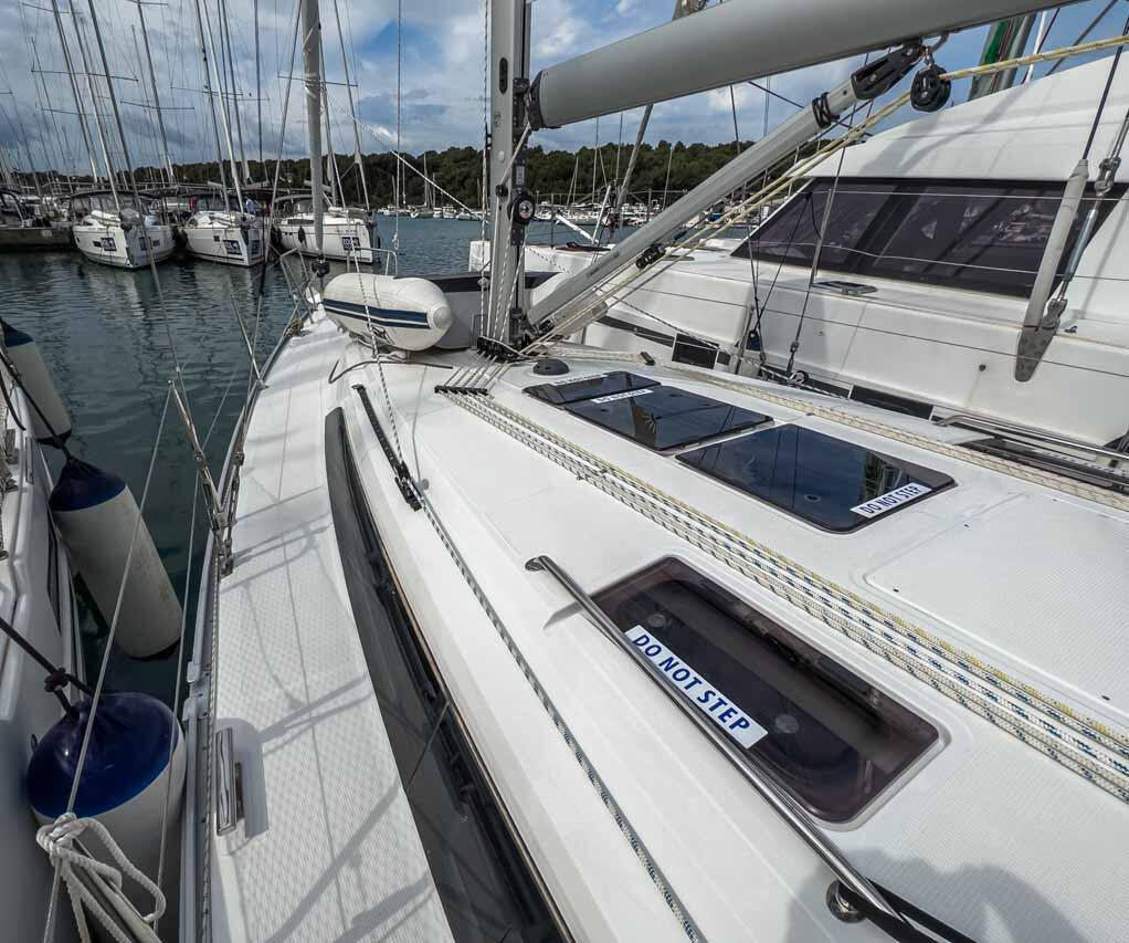 Sailing yacht 