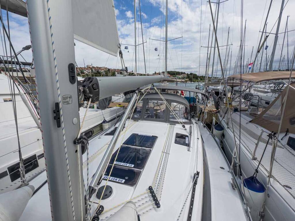 Sailing yacht 