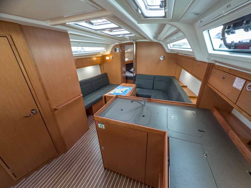 Sailing yacht 