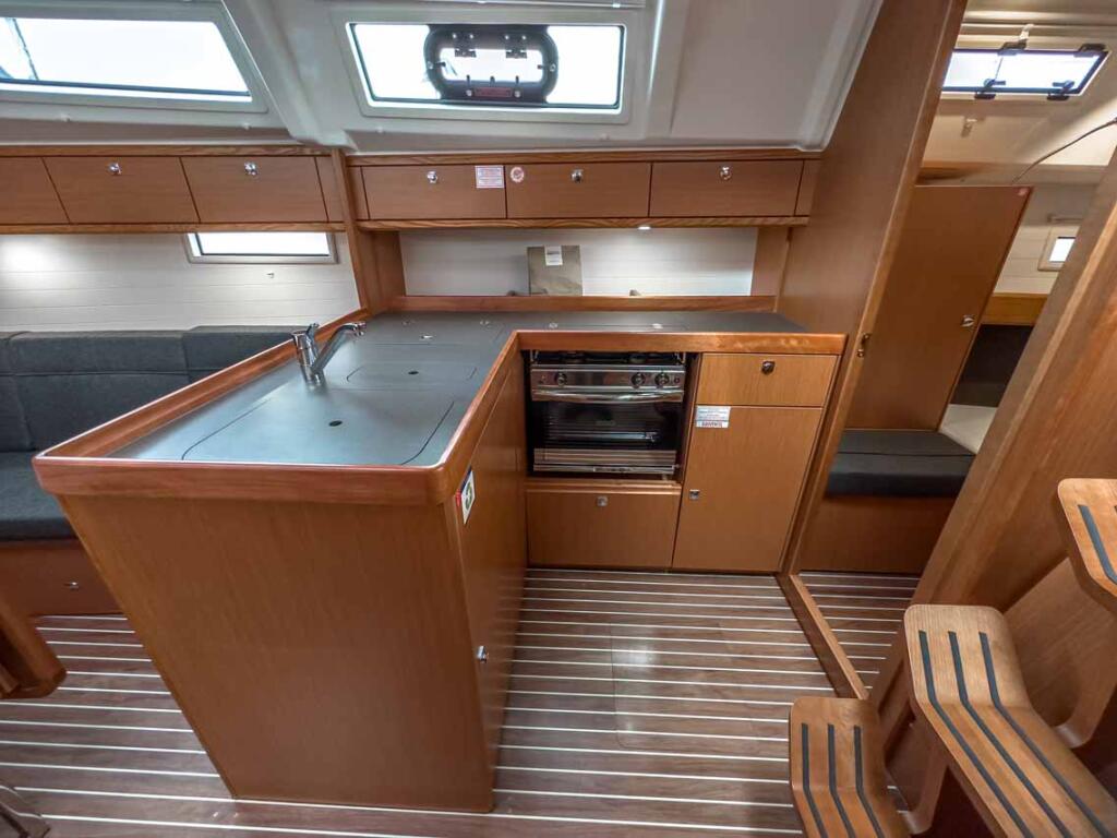 Sailing yacht 