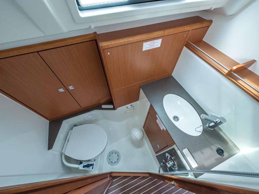 Sailing yacht 