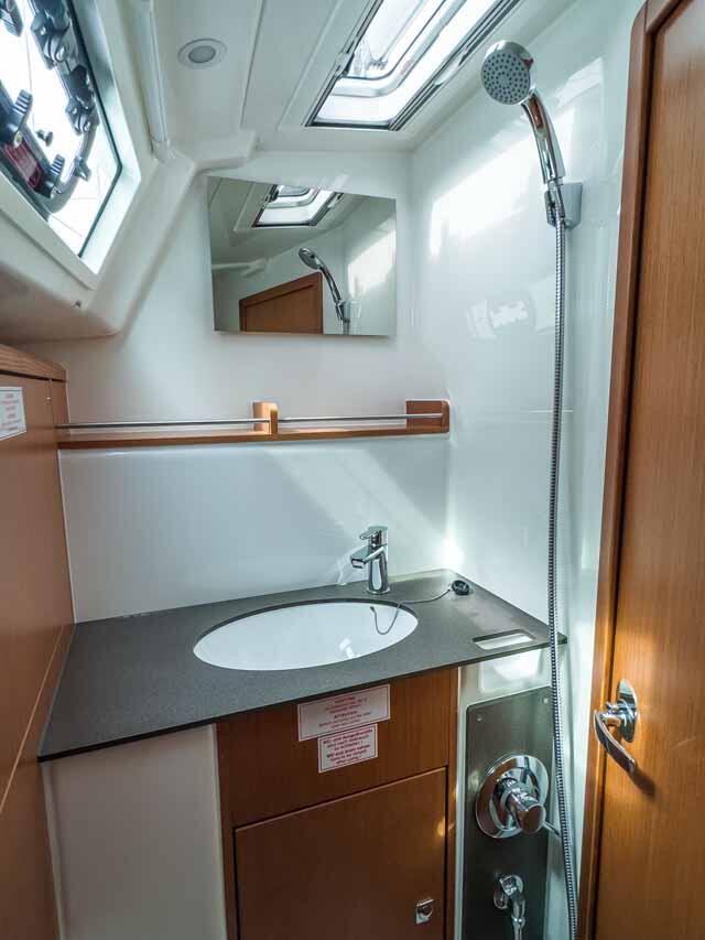 Sailing yacht 