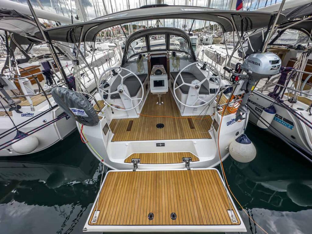 Sailing yacht 