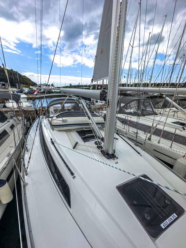 Sailing yacht 