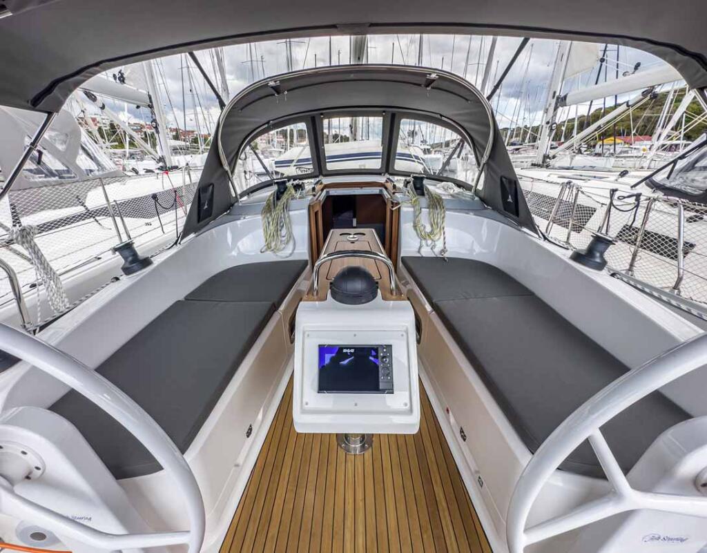 Sailing yacht 