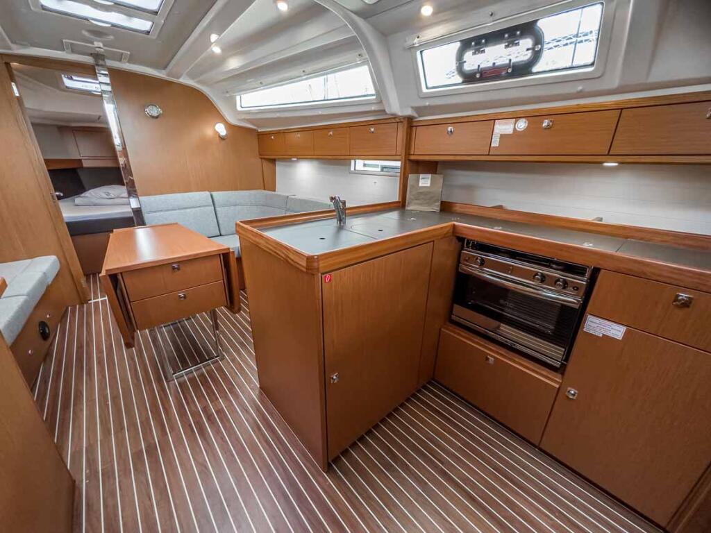 Sailing yacht 
