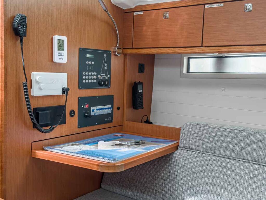 Sailing yacht 