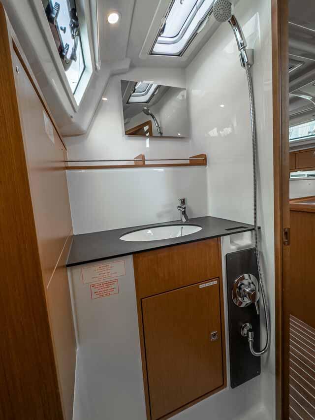 Sailing yacht 