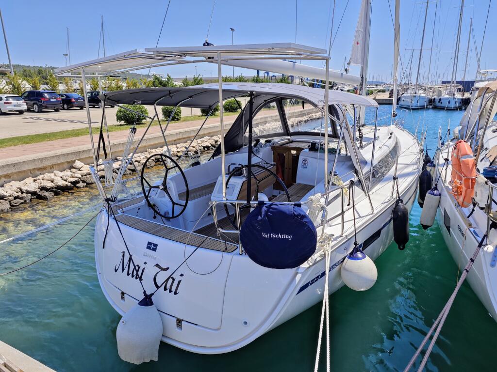 Sailing yacht 