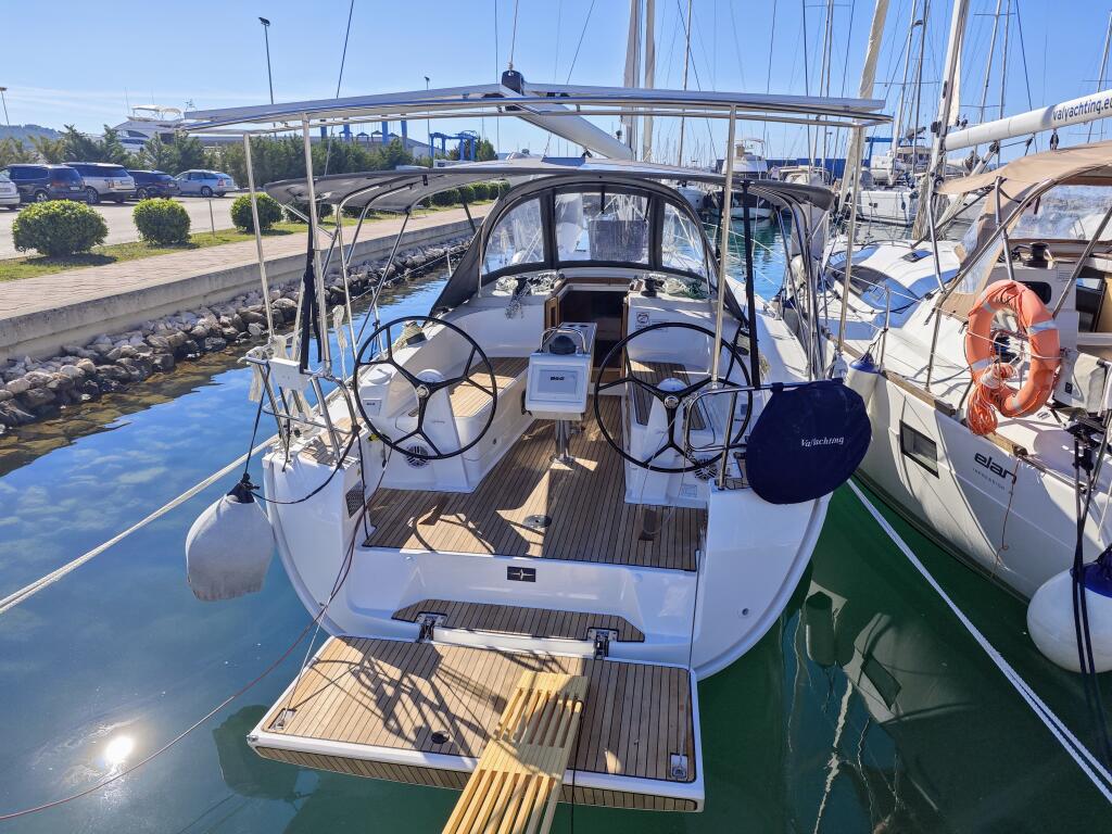 Sailing yacht 
