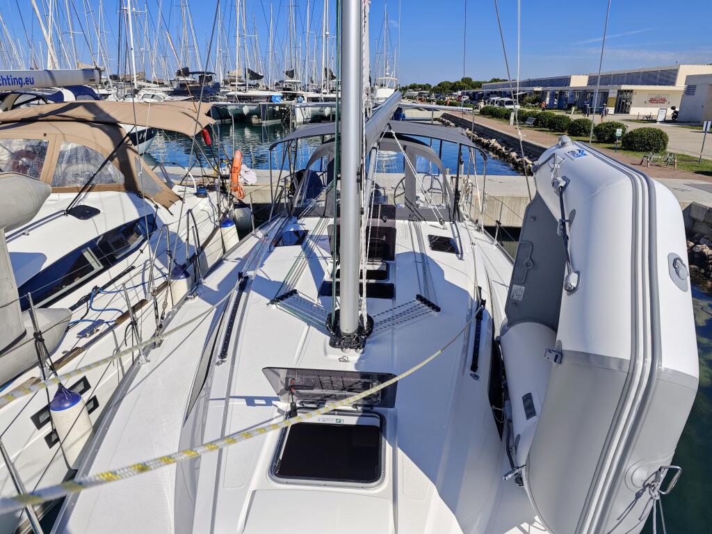 Sailing yacht 