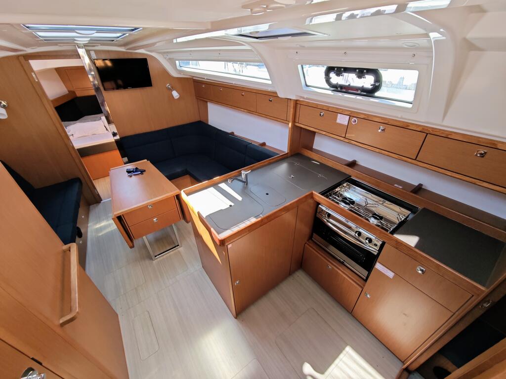 Sailing yacht 