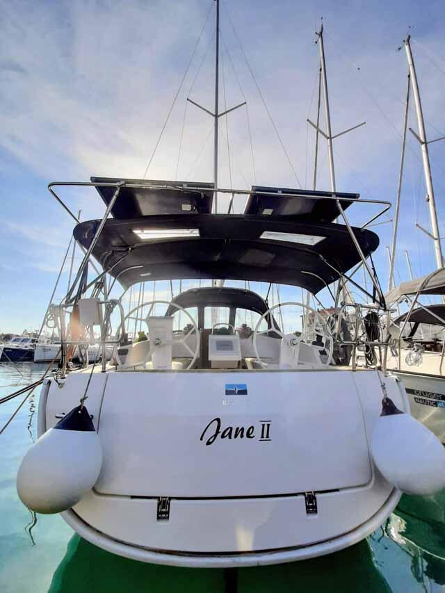 Sailing yacht 
