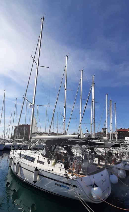 Sailing yacht 
