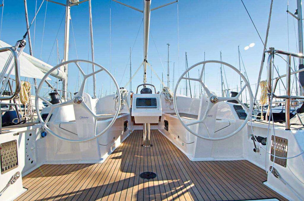 Sailing yacht 