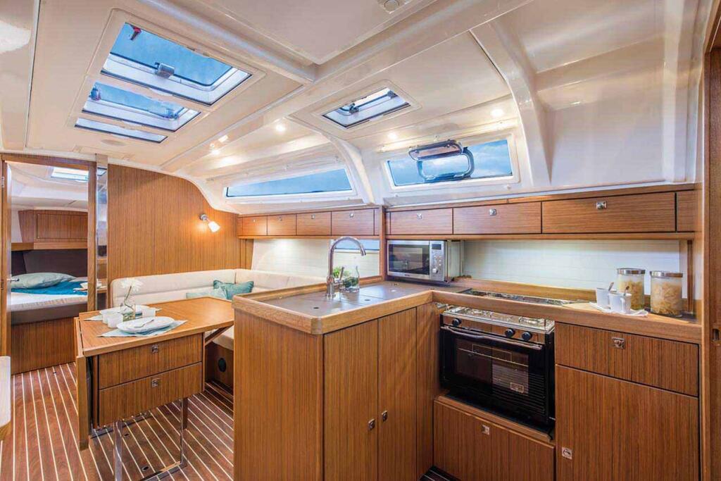 Sailing yacht 