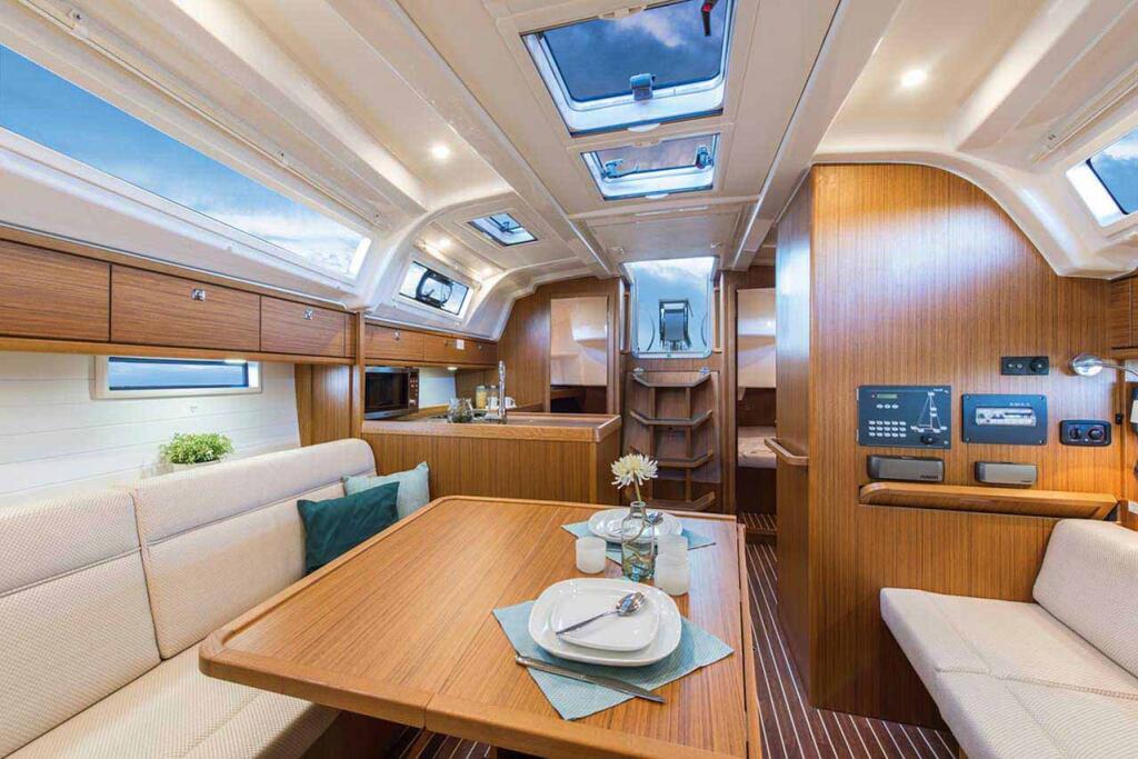 Sailing yacht 