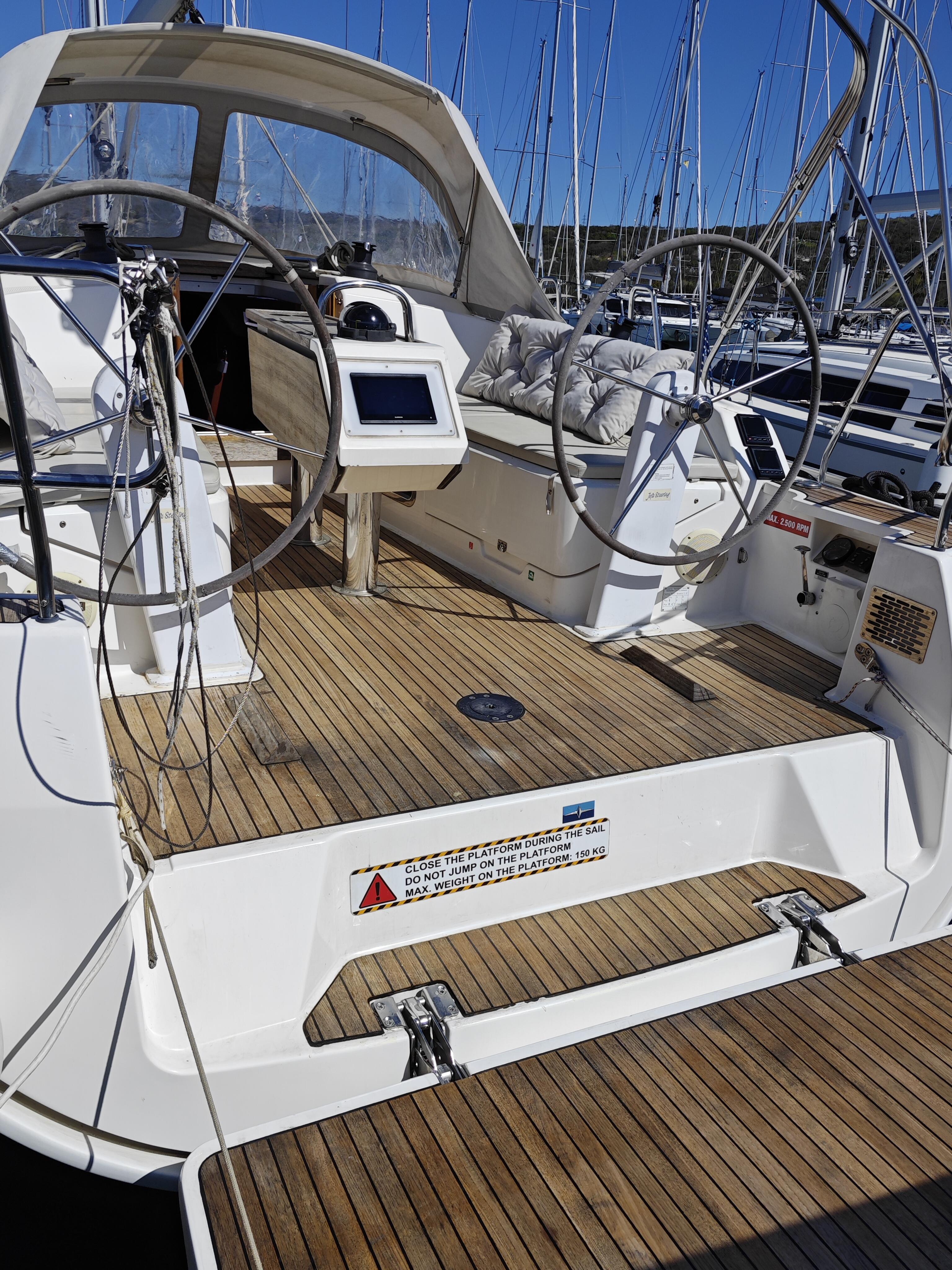 Sailing yacht 