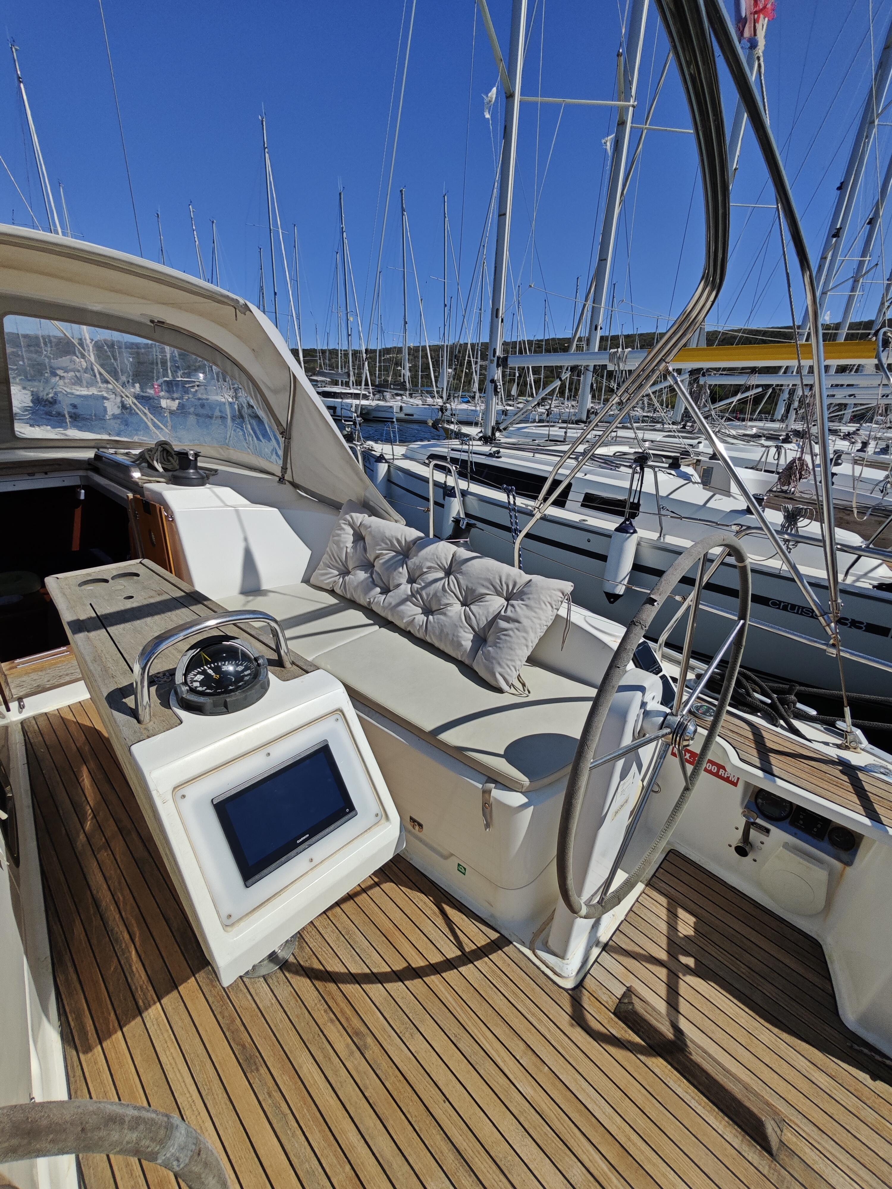 Sailing yacht 
