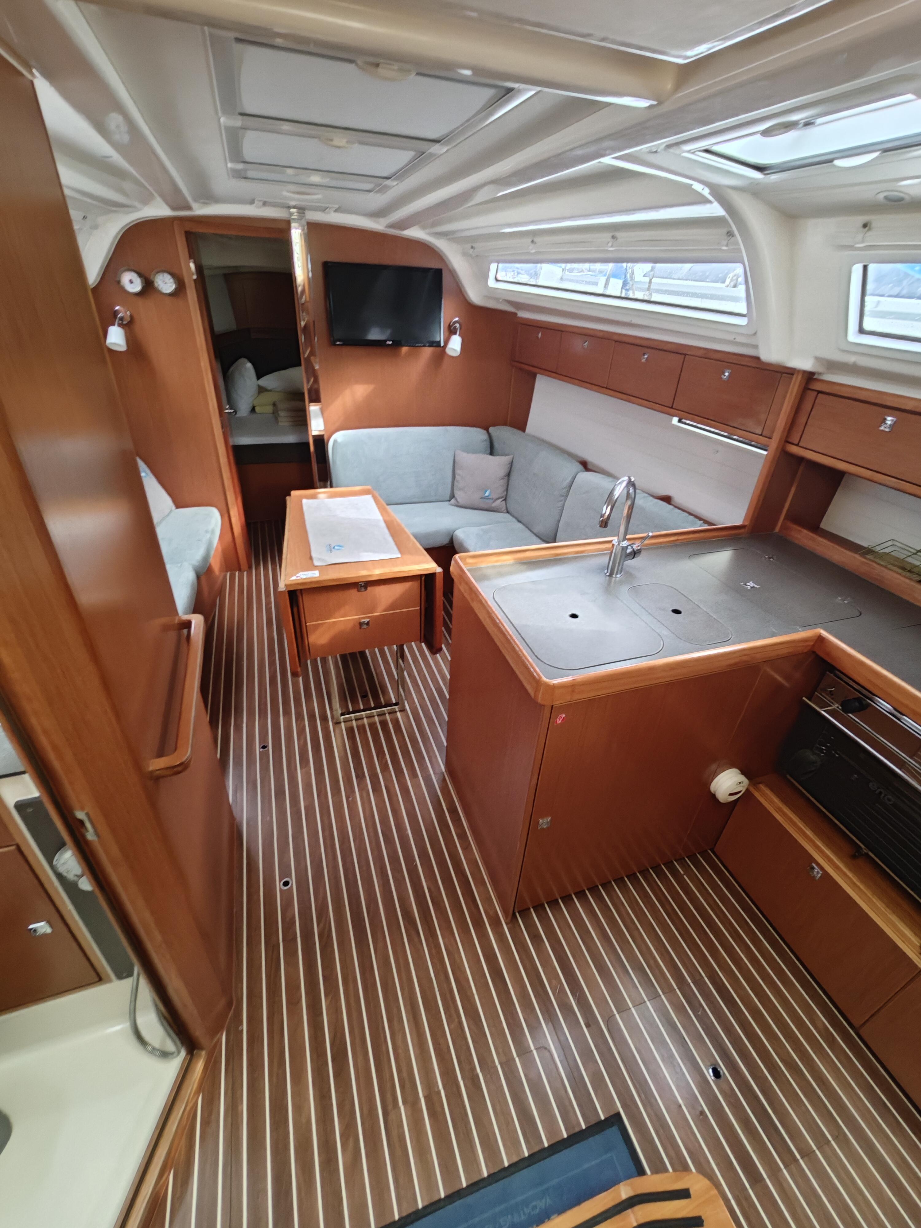 Sailing yacht 