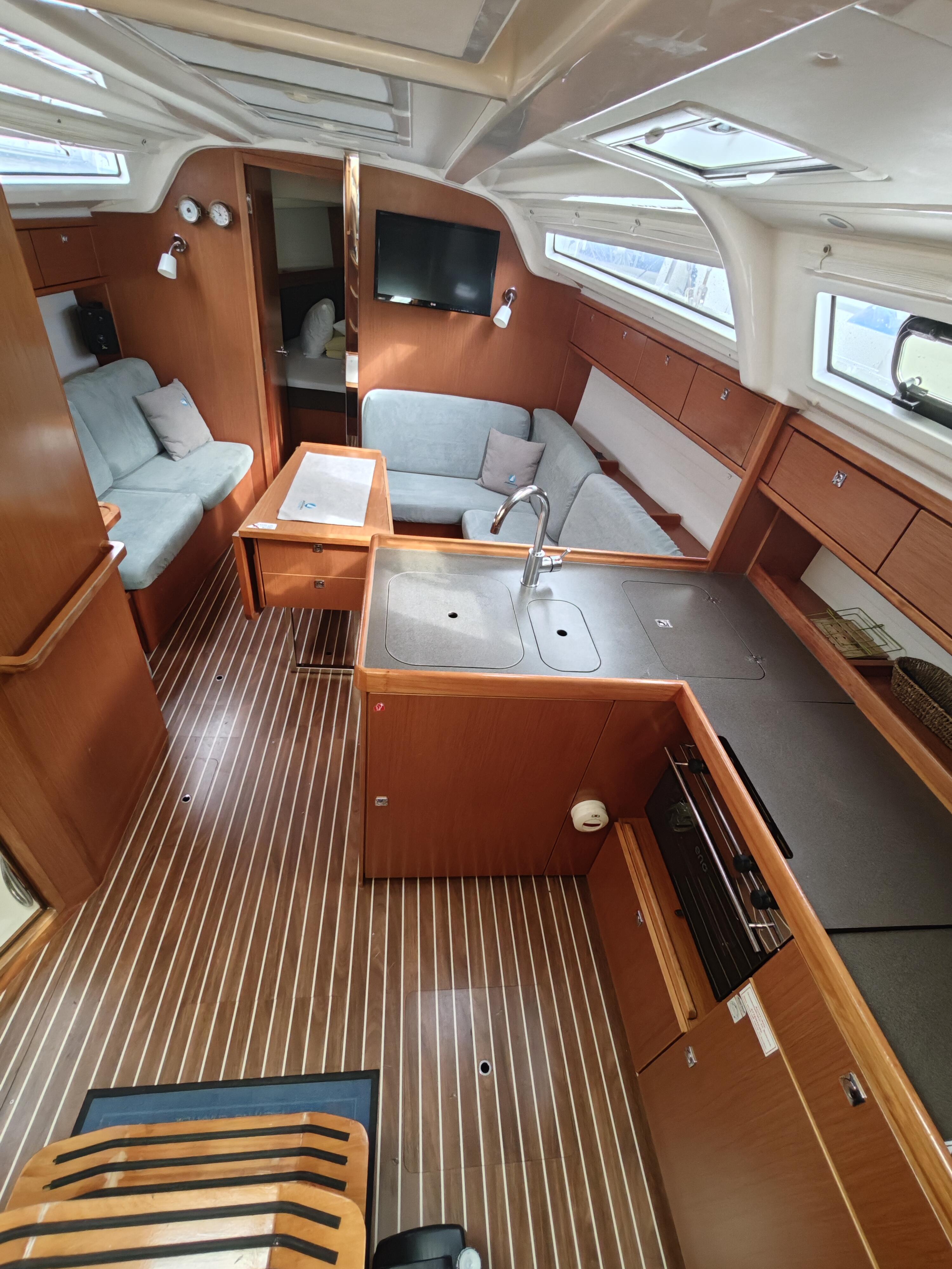 Sailing yacht 