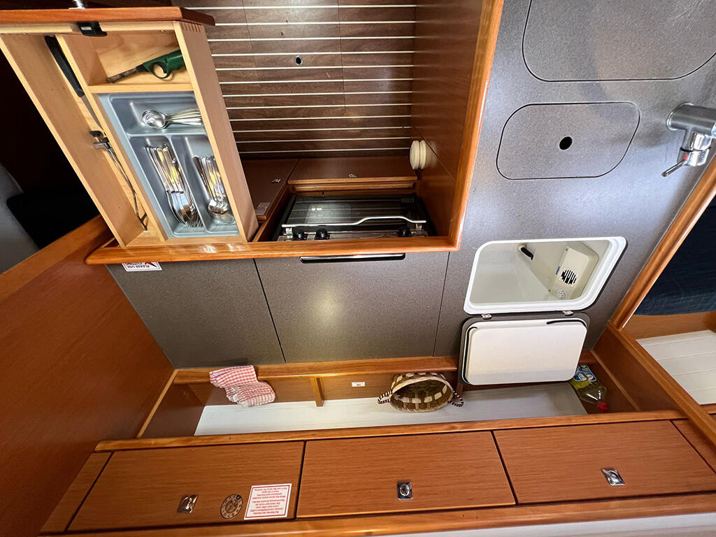 Sailing yacht 
