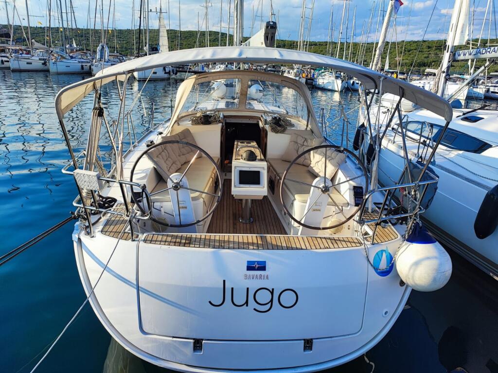 Sailing yacht 