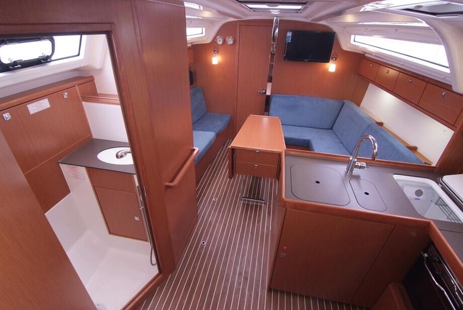 Sailing yacht 