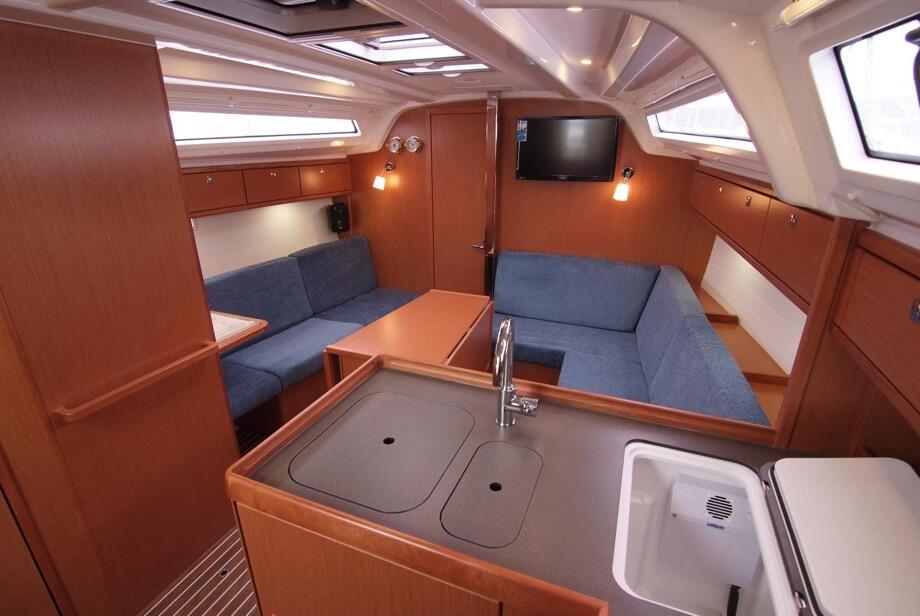 Sailing yacht 