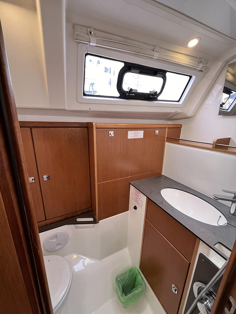 Sailing yacht 