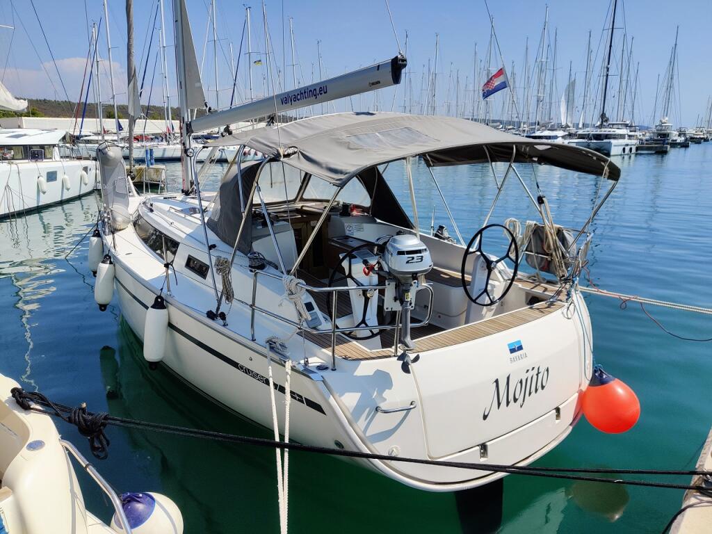 Sailing yacht 