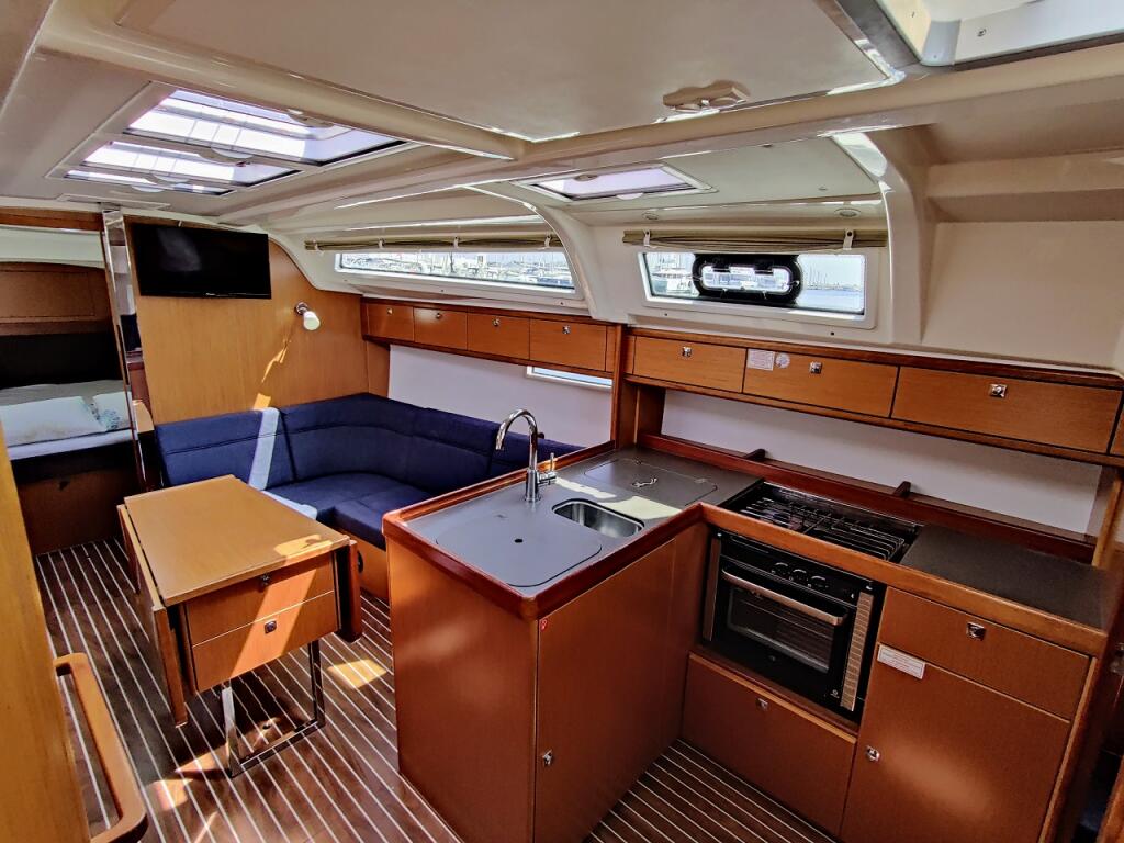 Sailing yacht 