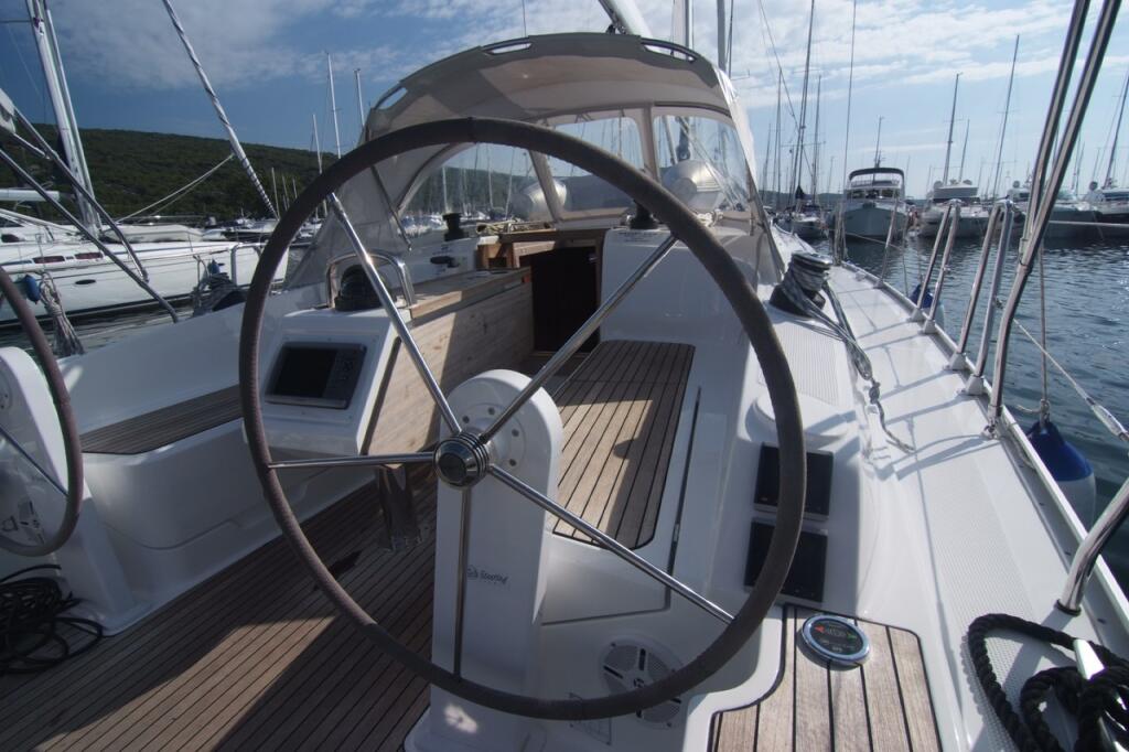 Sailing yacht 
