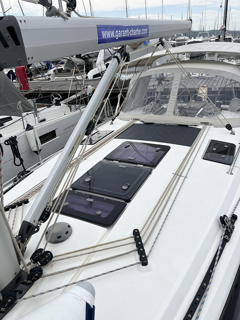 Sailing yacht 