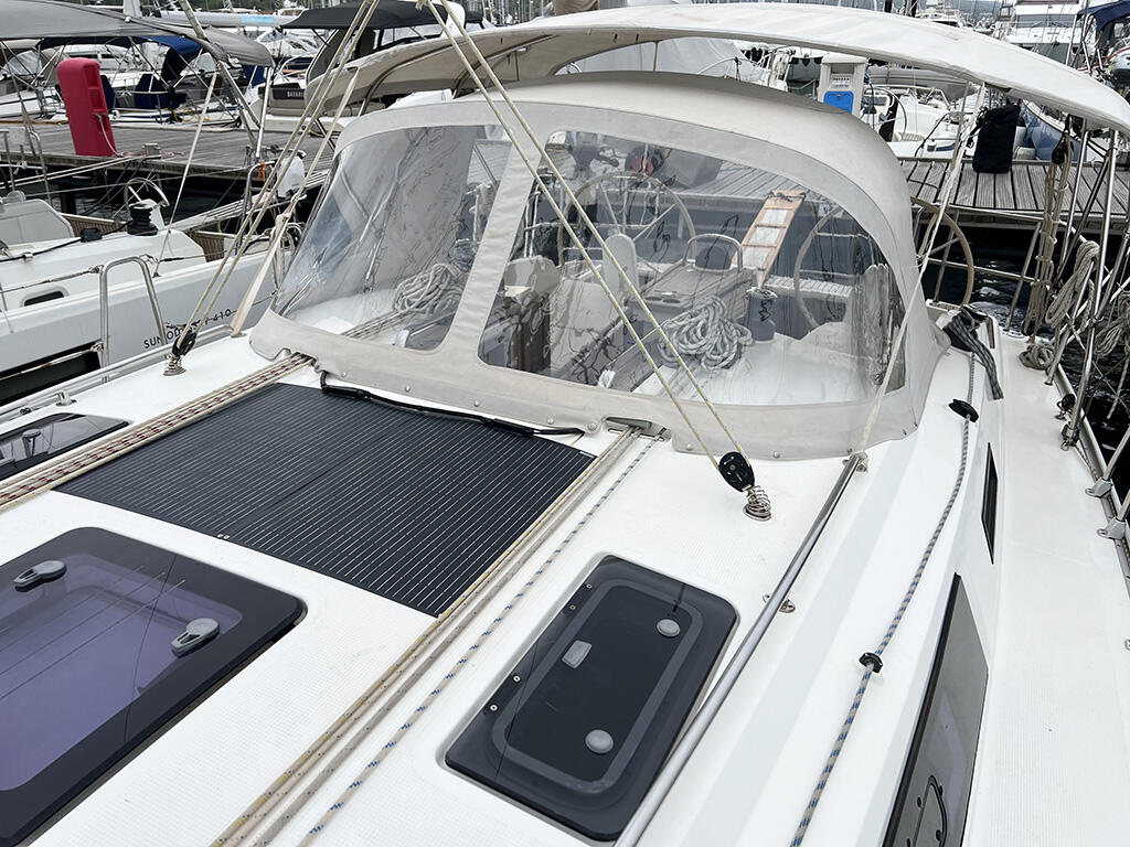 Sailing yacht 