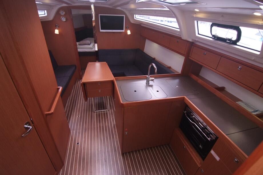 Sailing yacht 