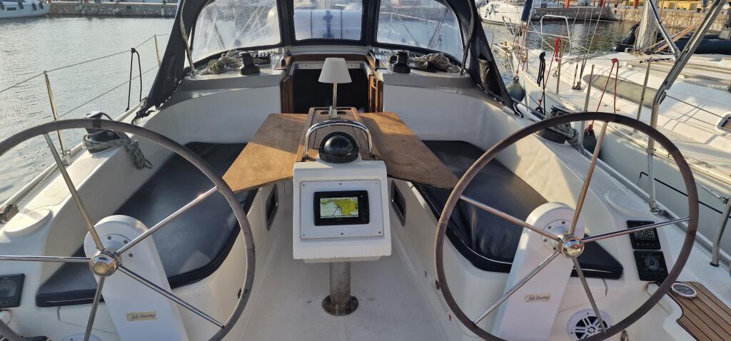 Sailing yacht 