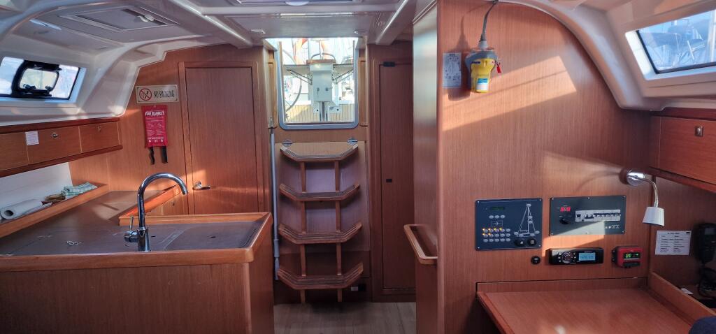 Sailing yacht 